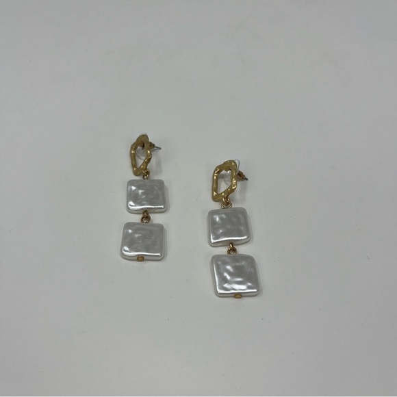 NWOT BRUSHED GOLD PEARL SQUARE DANGLE STATEMENT FASHION EARRINGS - Picture 9 of 16